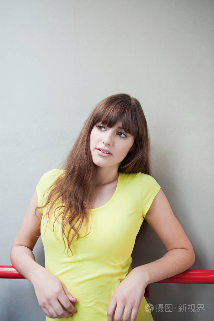 靠在栏杆上的年轻女子