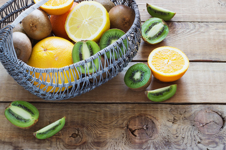 在木制的背景上一篮子新鲜柑橘类水果