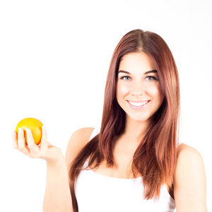 微笑的女人抱着橙色的白牙齿。健康的食物