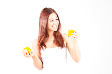 微笑的女人抱着橙色和杯桔子汁的白牙