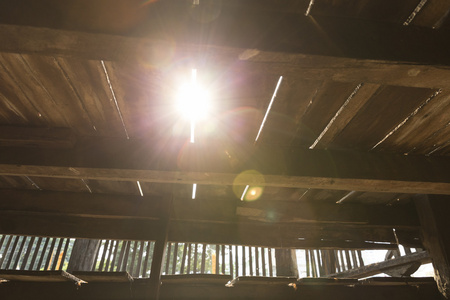 阳光穿过泰国古宅的木地板