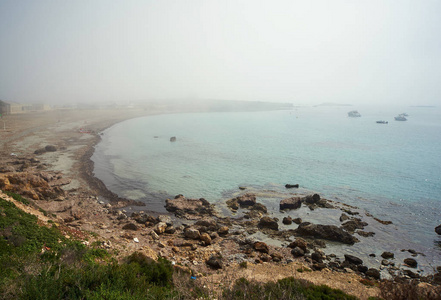 多岩石的海岸线的 Tabarca 岛。西班牙