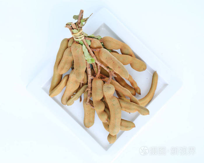 白色背景上的新鲜罗望子果