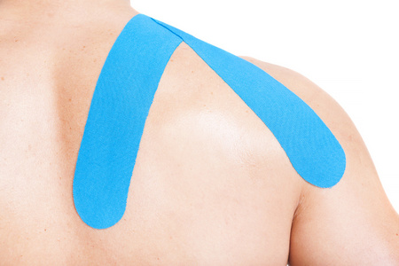 Kinesiotaping 的肩膀的男人