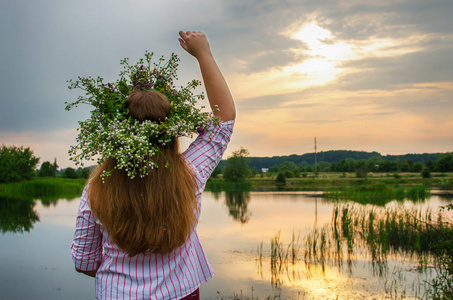 田野上的快乐女孩为花束收集鲜花