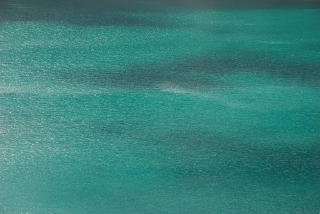 平静的蓝色水面纹理背景