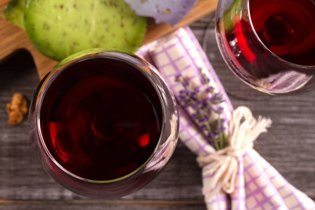 眼镜和瓶的红葡萄酒，葡萄 熏衣草和香蒜酱奶酪在案板上。葡萄酒与食物的静物
