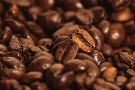 黑暗的许多烘焙过的咖啡豆纹理背景
