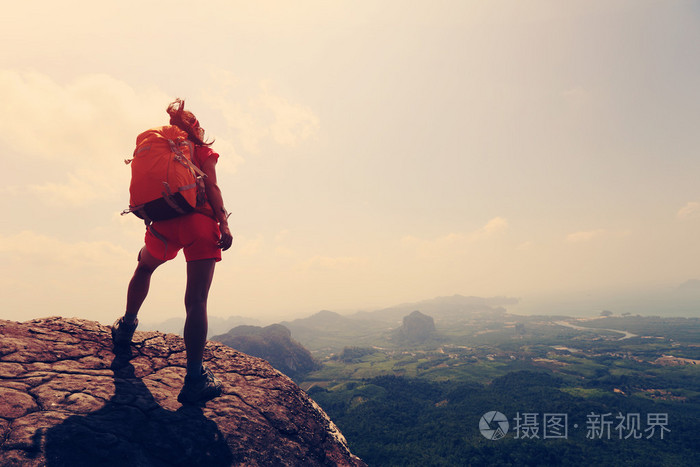 女背包客在山