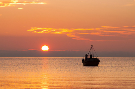 孤独的渔夫在夕阳