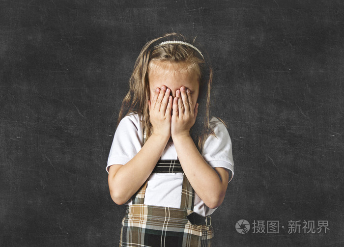 可爱的初中女生伤心地哭孩子教育压力