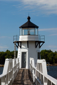 缅因州河上的木制灯塔