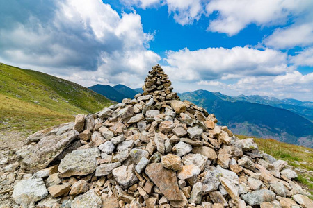 山小径上的石头土堆.波兰 tatra 山脉.扎科帕内, 波兰照片
