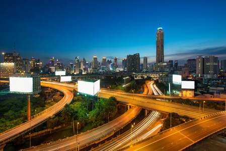 曼谷曼谷黄昏市中心的现代商业区与高速公路的全景