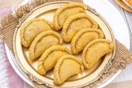 Gujiya 或顾家是印度甜饺子制成的筋, 迈达或小麦面粉和填充 khoya。在印度北部很常见, 特别是在比哈尔邦北方邦中央