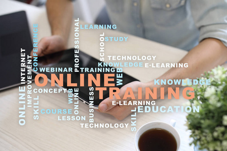 在虚拟屏幕上的在线培训。教育理念。词云
