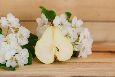 成熟的梨和木制的桌子上开花
