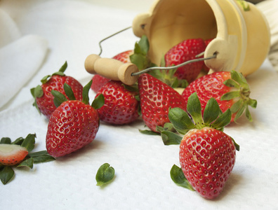 草莓在白色背景上的粘土斗