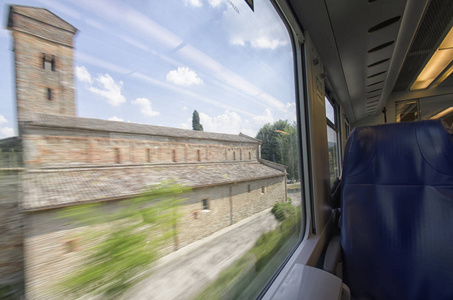 从火车的罗马式教堂视图