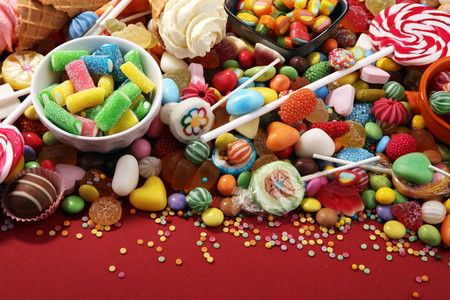 糖果加果冻和糖。丰富多彩的不同孩子的糖果和治疗的数组