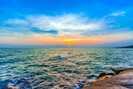 美丽的日落海上与彩色底纹的天空