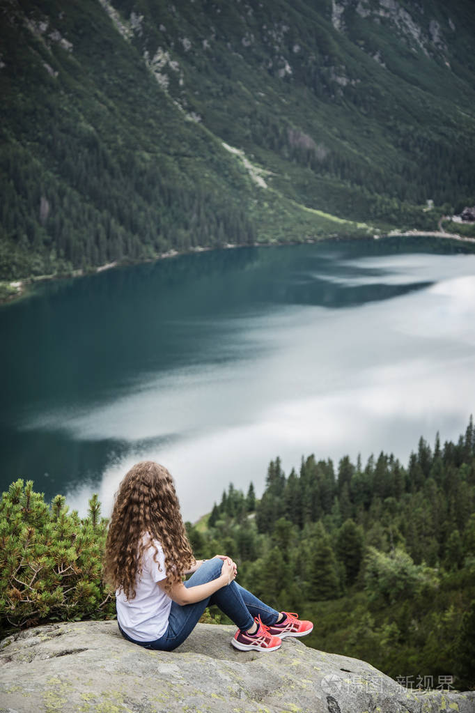 年轻妇女看山湖.湖和山的背景卷曲的女孩.tatra 国家公园, 波兰