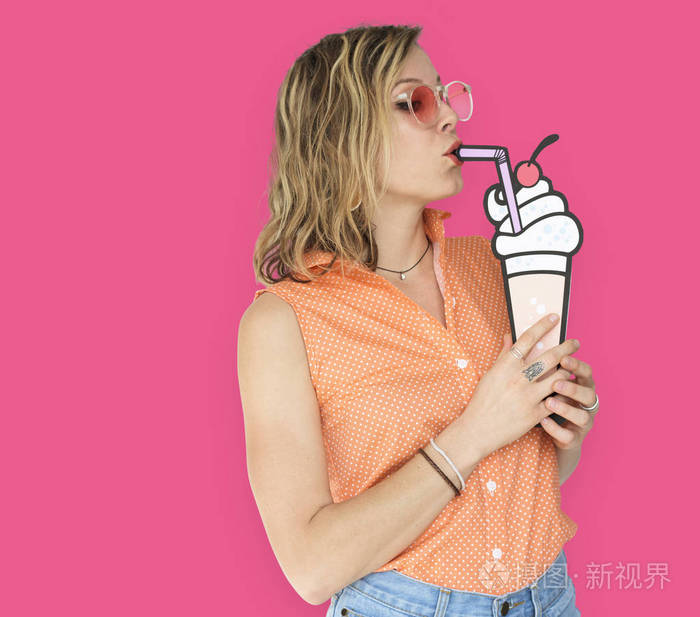 女人吃了冰淇淋照片-正版商用图片0py92e-摄图新视界
