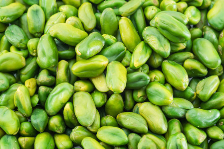 很多绿色的开心果坚果.食品背景照片