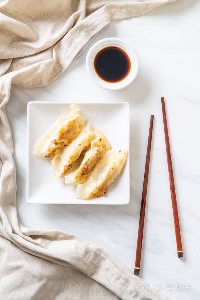 日本饺子或饺子小吃配酱油