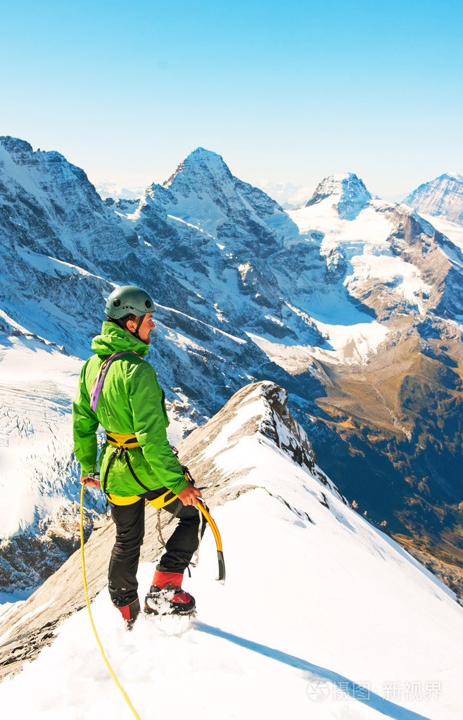 到达山顶,尼泊尔喜马拉雅山的登山者