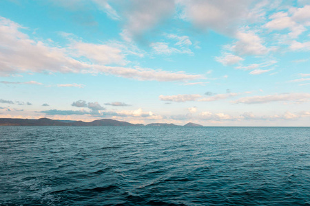 海景与白云转播蓝天背景