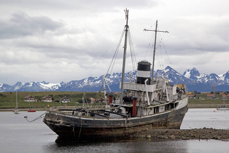 沉船在 Usguaia 港, 首都的火地岛, Atartida 马尔维纳斯群岛 del 大西洋省, 阿根廷, 与山的背景。它被普