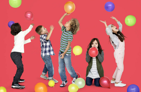 孩子们玩着五颜六色的气球