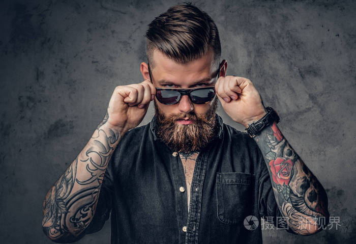 纹身的胡子的时髦人