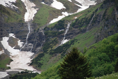 冰雪覆盖的岩石山坡风景景观