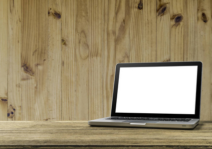 用木制墙背景在木制办公桌上模拟笔记本电脑的空白屏幕