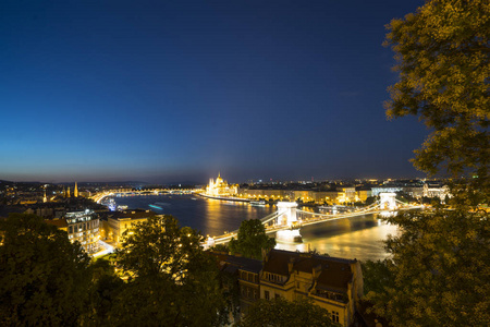 匈牙利布达佩斯夜晚多瑙河上的链条桥观