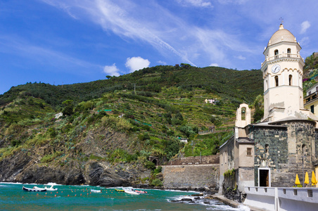 Vernazza，意大利的村庄，查看在海滨教堂和 vineya