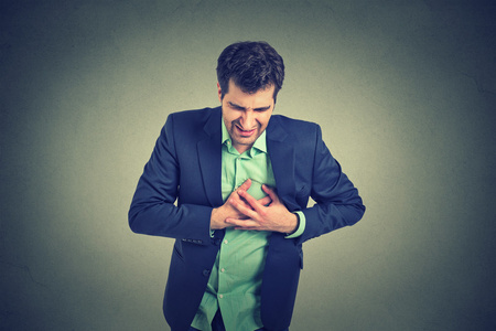 男人患有严重的剧烈心痛胸痛. 心,心照片