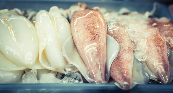 新鲜的鱿鱼在本地市场组。泰国。软焦点