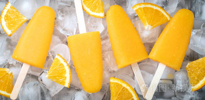 橙冰棒, 果汁在 icecubes。冰 pop, 平躺, 顶部视图