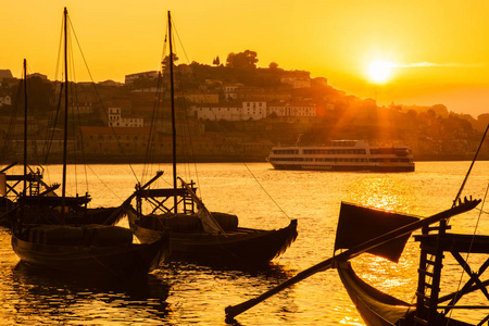 杜罗河在夕阳的光线。波尔图。葡萄牙。夏天的季节