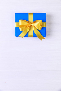 黄色蝴蝶结的礼品盒。目前的蓝包