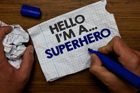 字写文字你好, 我是一个..。超级 英雄。特殊权力的商业概念卡通人物海关实力手拿纸 lob 和蓝色标记木基地与撕毁的白色书面页