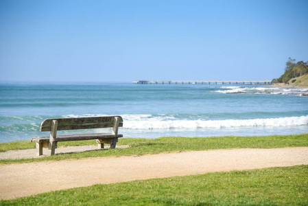 木凳接近海滩和海