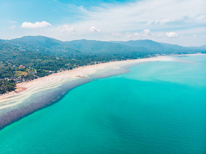 美丽的热带海滩和海的鸟瞰在海岛为旅行和假期的树