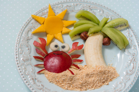 猕猴桃 香蕉和梨的孩子孩子的水果甜点