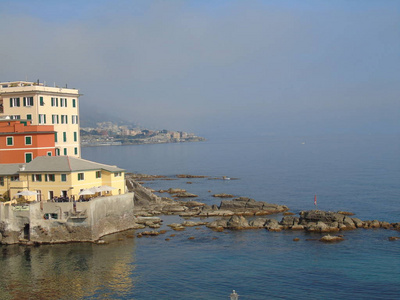 美丽的标题, 一个令人惊叹的平静的海从 Genova 在夏季的日子里, 一些人享受晚上