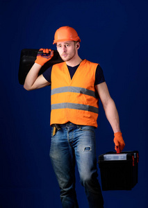 装备修理工的概念。工人, 修理工, 修理工, 在平静的脸上的建设者随身携带工具手提箱在肩上。男子头盔, 硬帽子持有工具箱和工具箱