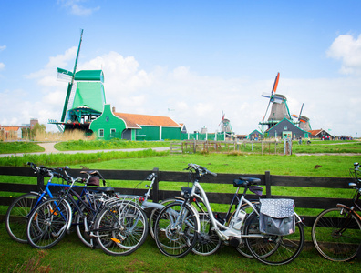 荷兰的风车与 zaanse schans 的自行车